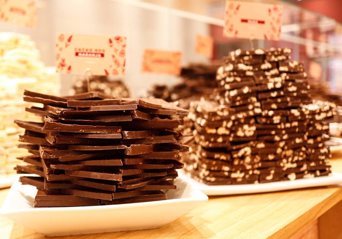 Chocolate con almendras o fruta son algunas propuestas de La Pinocha.