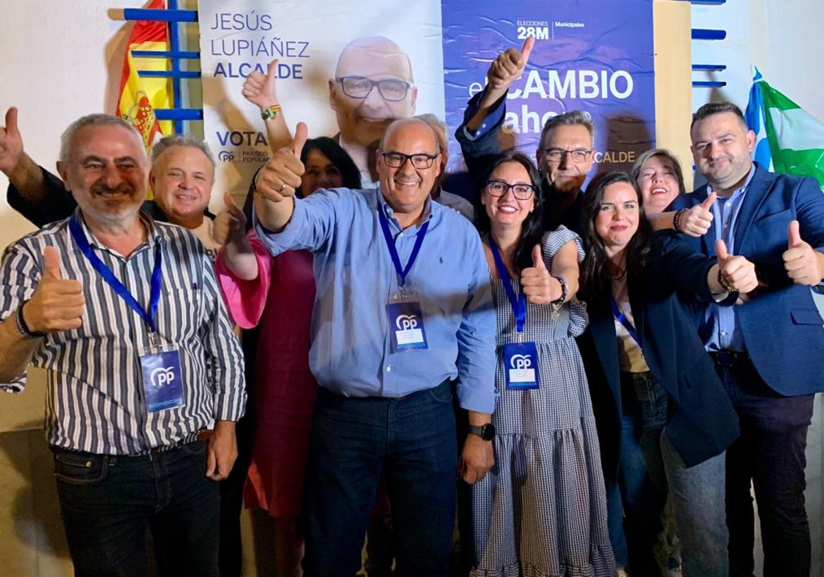 El candidato del PP a la Alcaldía, Jesús Lupiáñez, en la noche electoral tras conocer los resultados.