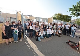 Algunas de las familias concentradas esta mañana a las puertas del colegio Carmen de Burgos.