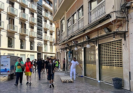 Operarios trabajan en la fachada del antiguo Café Central.