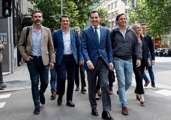 Juanma Moreno con el resto de la delegación andaluza a la llegada a la reunión de la Junta Directiva del PP