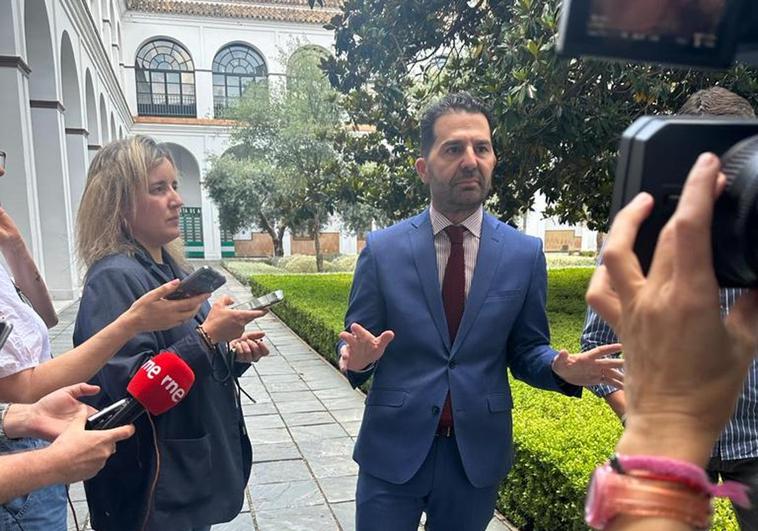 Noel López descarta dejar la Mesa del Parlamento pese al clamor del resto de los grupos