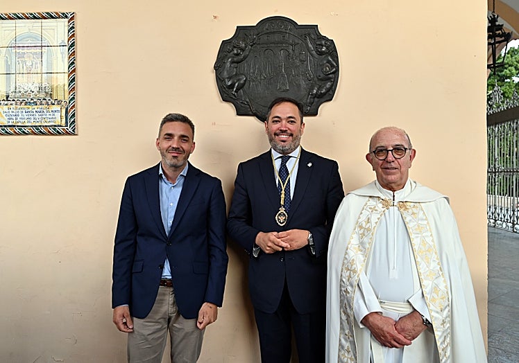 El escultor Juan Vega, el hermano mayor Álvaro Guardiola y el párroco Alejandro Escobar.