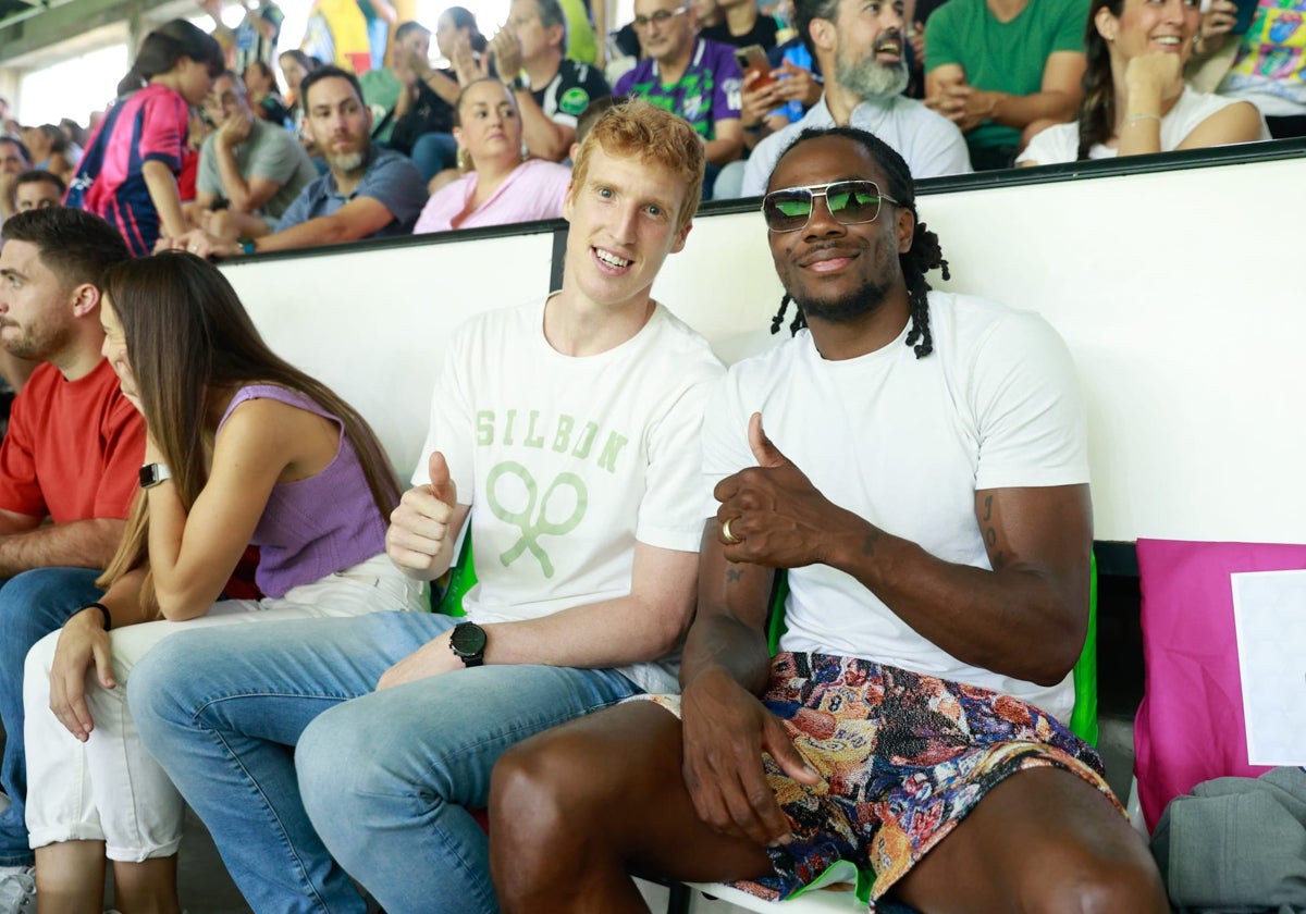 Alberto Díaz y Kendrick Perry en el palco del Pérez Canca durante la final de la Liga.