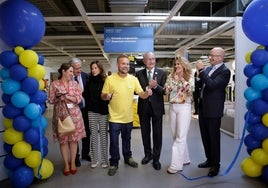 Miembros de Ikea y autoridades durante la reinauguración de la tienda.