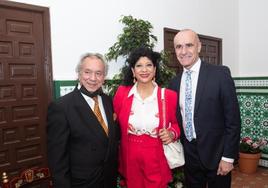 Joaquín Amador, junto a Manuela Carrasco y el alcalde Antonio Muñoz en la feria de Abril de 2022.