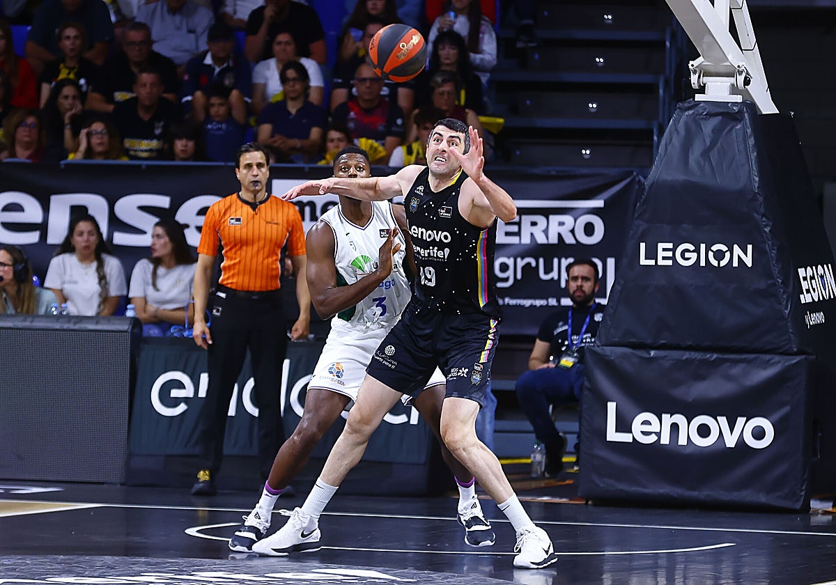 Shermadini, ante Ejim en el partido del domingo.