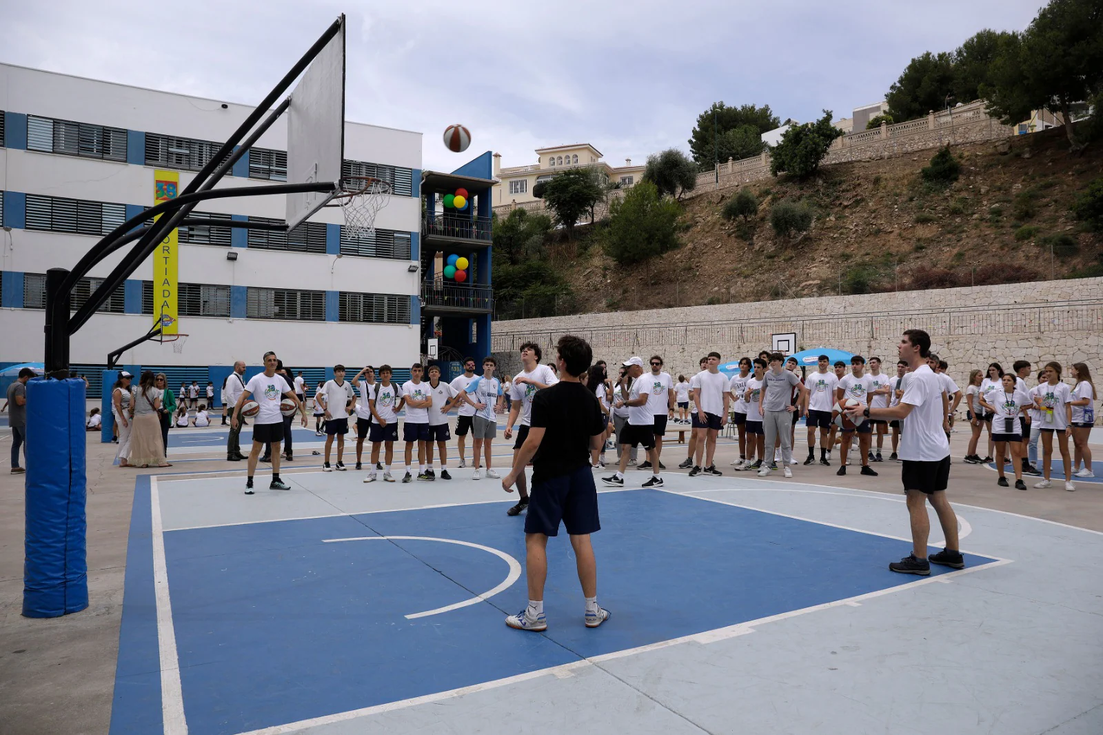 Regreso triunfal de la Deportiada del Colegio Cerrado Calderón