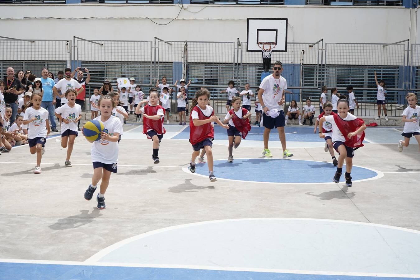 Regreso triunfal de la Deportiada del Colegio Cerrado Calderón