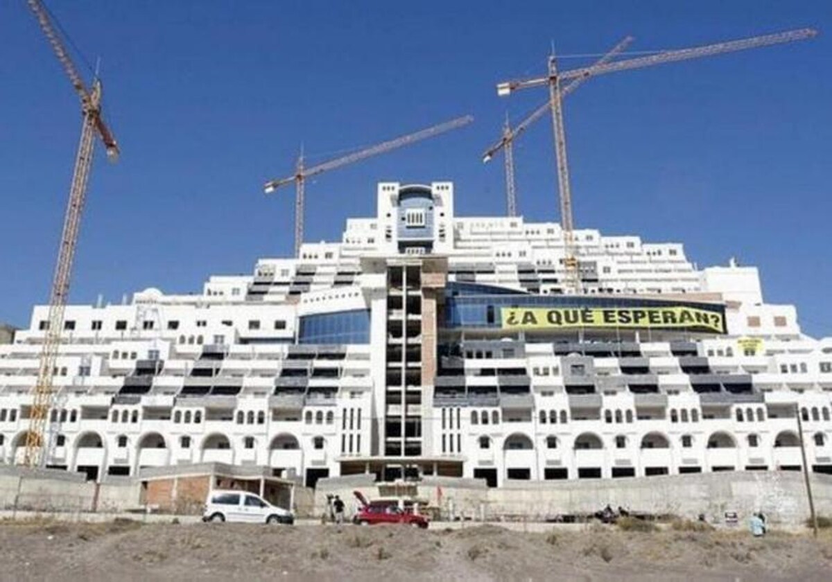 El polémico hotel edificado en la playa del Algarrobico.