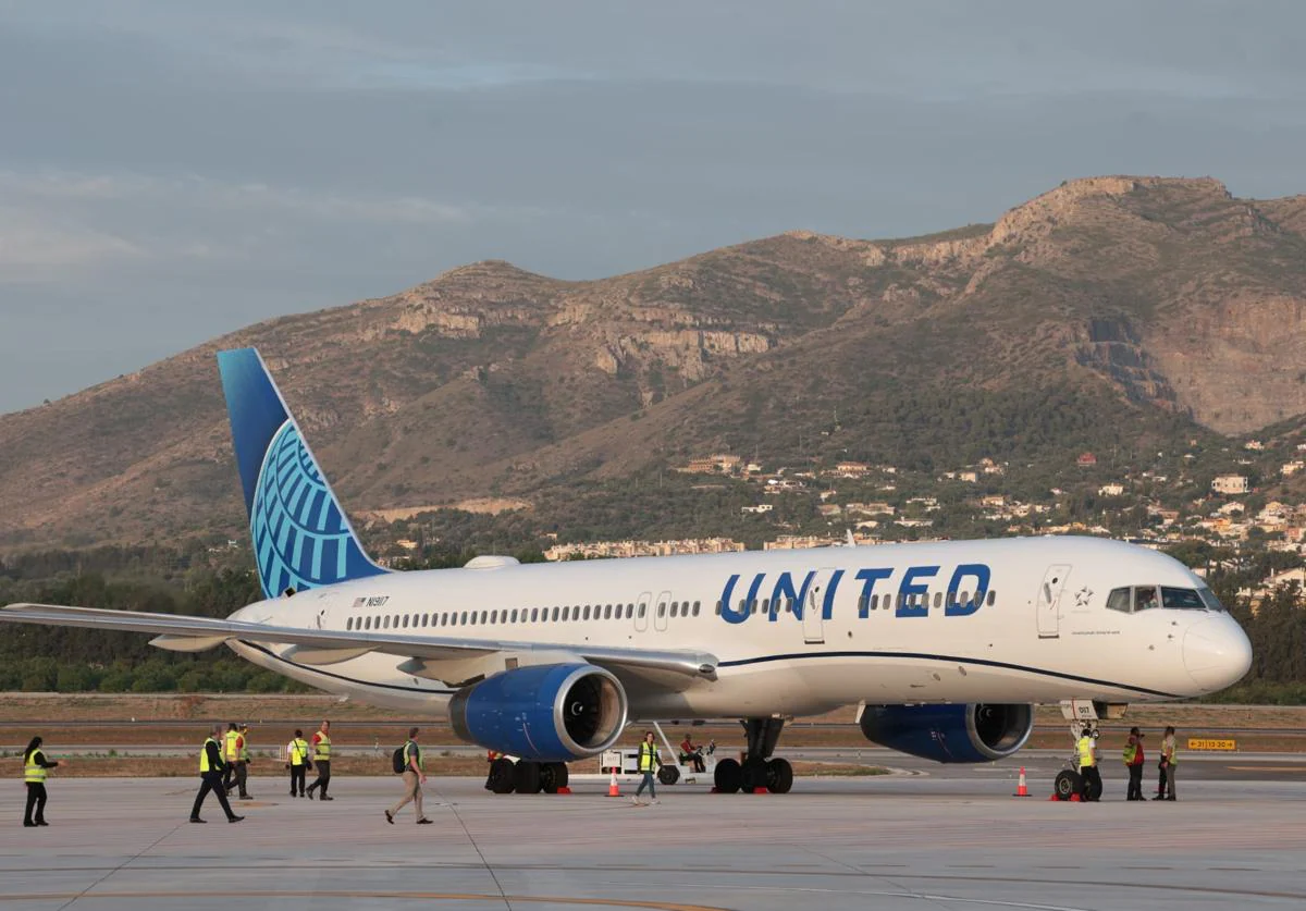 El primer avión de United Airlines que une Málaga con Nueva York, esta mañana en el aeropuerto de Málaga.