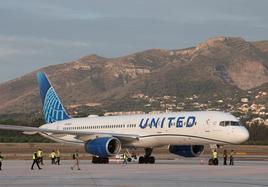 El primer avión de United Airlines que une Málaga con Nueva York, esta mañana en el aeropuerto de Málaga.