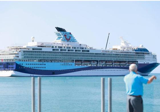 Vista del crucero 'Marella Voyager', bautizado en el puerto de Málaga.