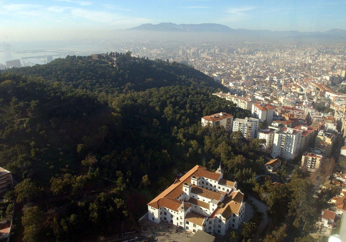 Vista aérea del monte Gibralfaro, enclavado en la trama urbana de Málaga.