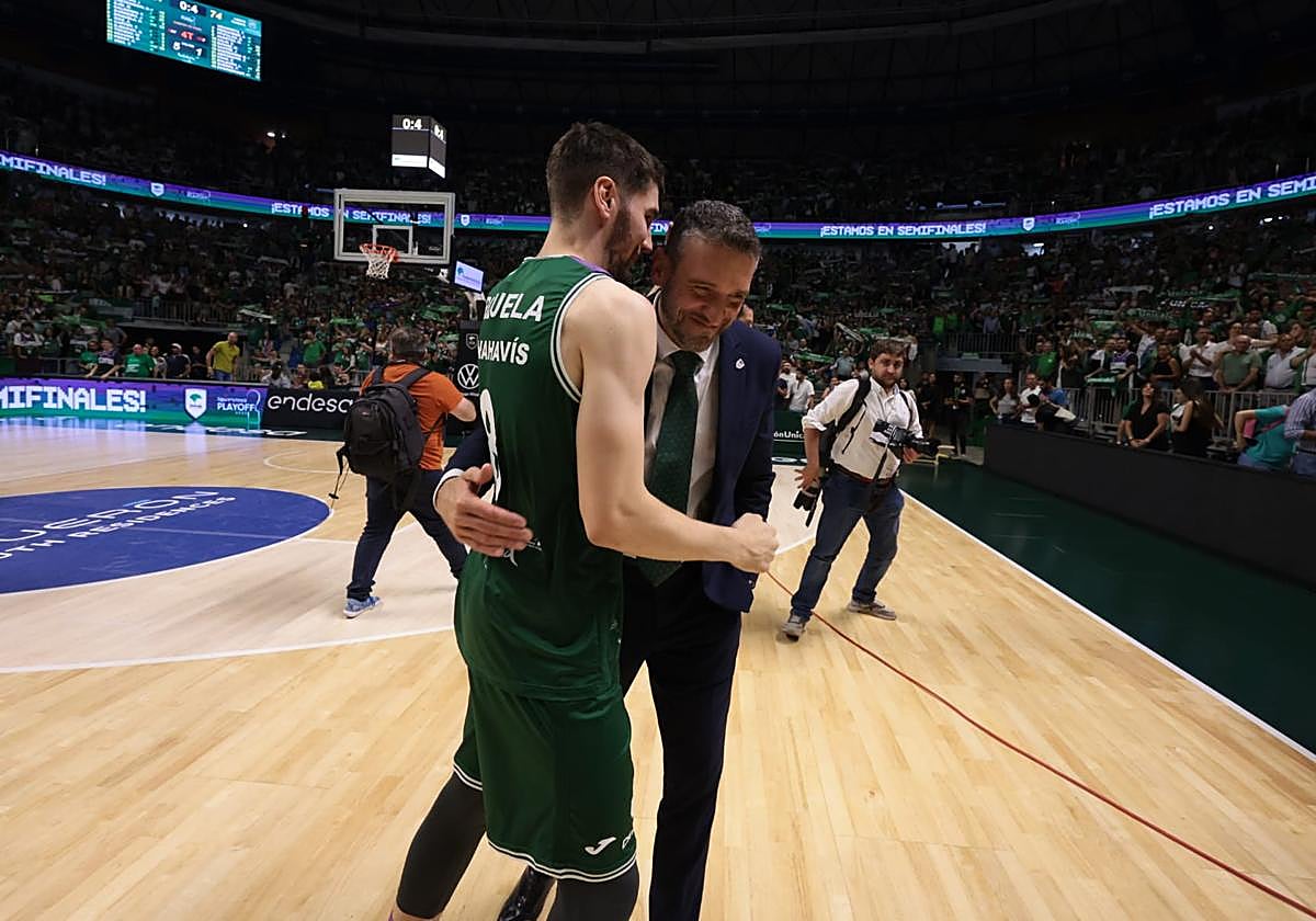 El entrenador del Unicaja, Ibon Navarro, se abrazo con Brizuela al final del partido contra el Tenerife en la pista del Martín Carpena.