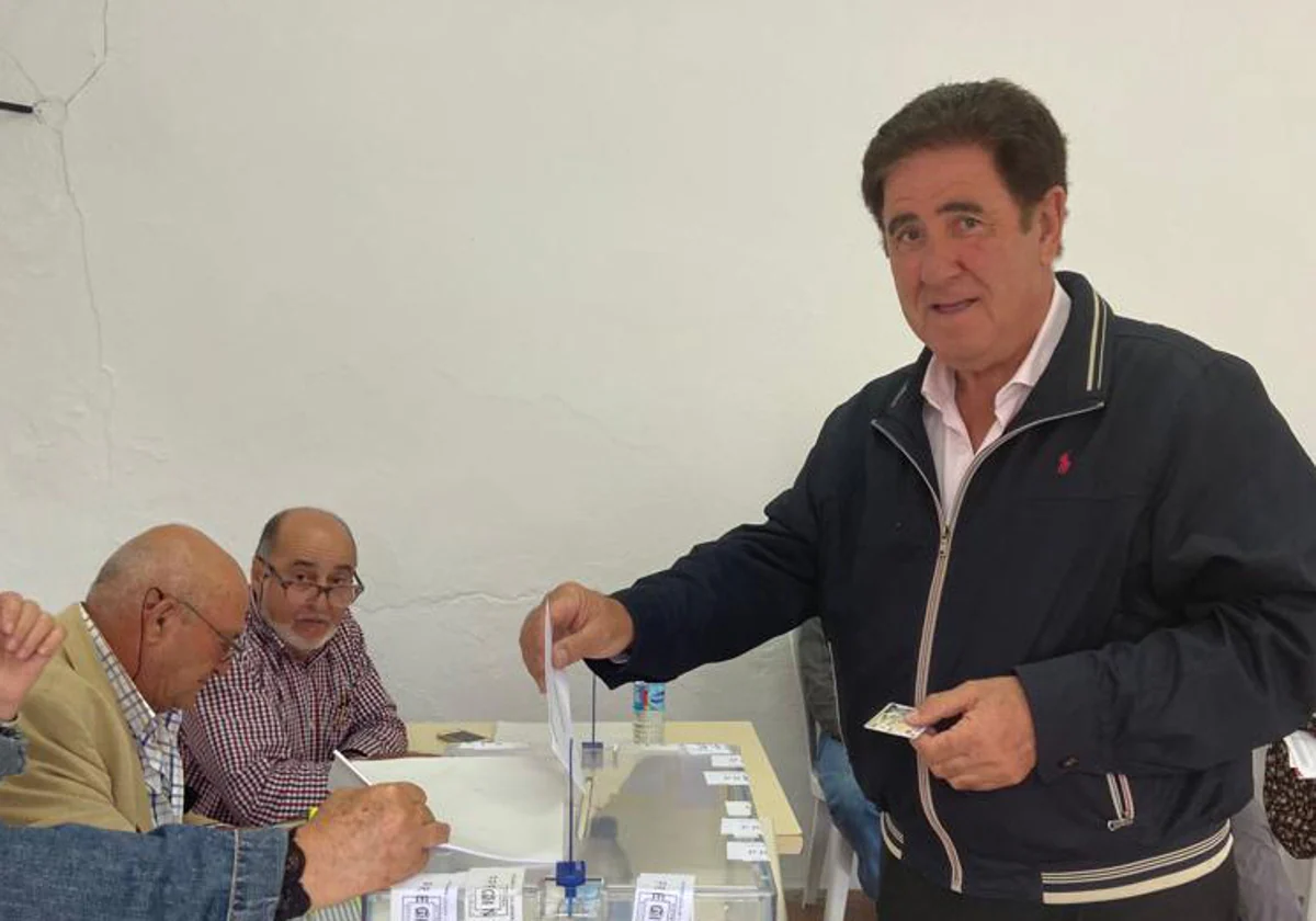 El alcalde de Comares, Manuel Robles, votando en la jornada electoral del pasado domingo.