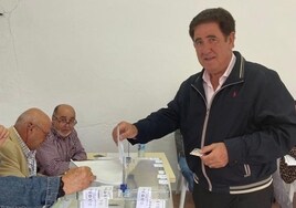 El alcalde de Comares, Manuel Robles, votando en la jornada electoral del pasado domingo.