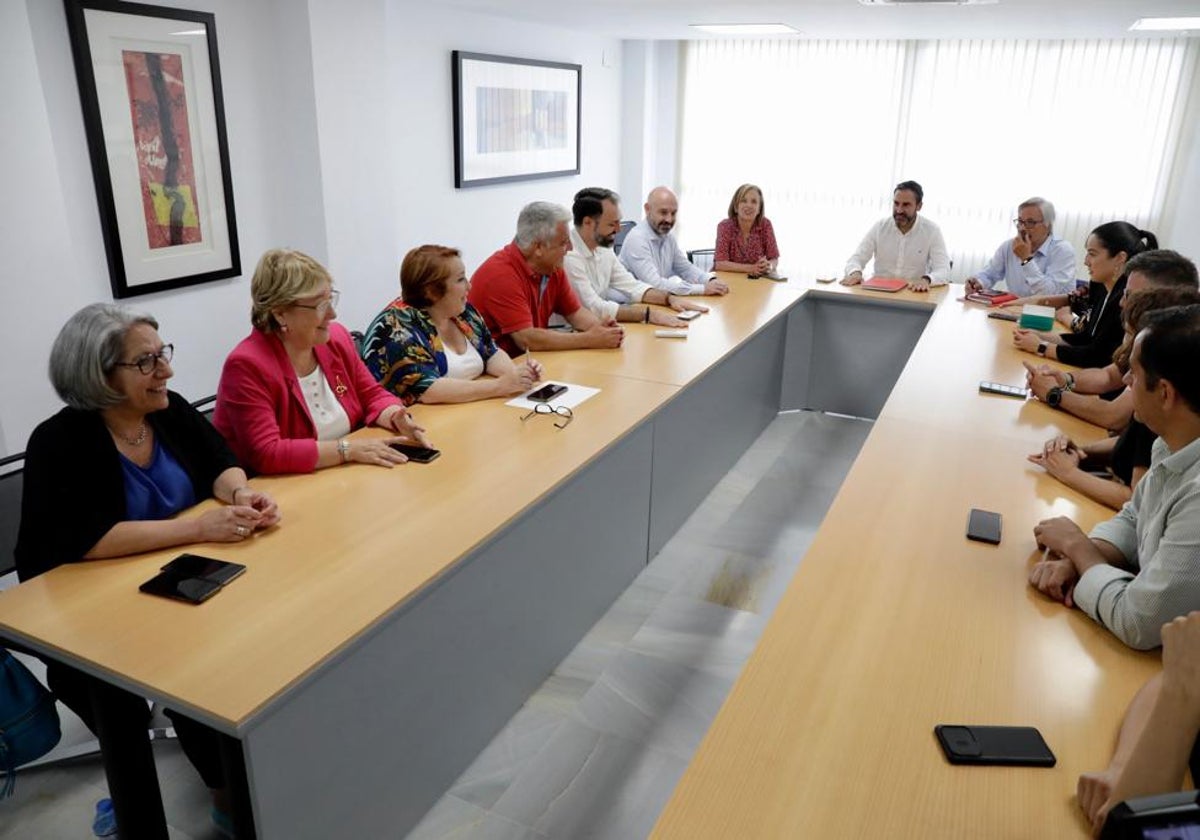 Pérez, esta mañana en la reunión con concejales y secretarios generales de las agrupaciones de la capital.