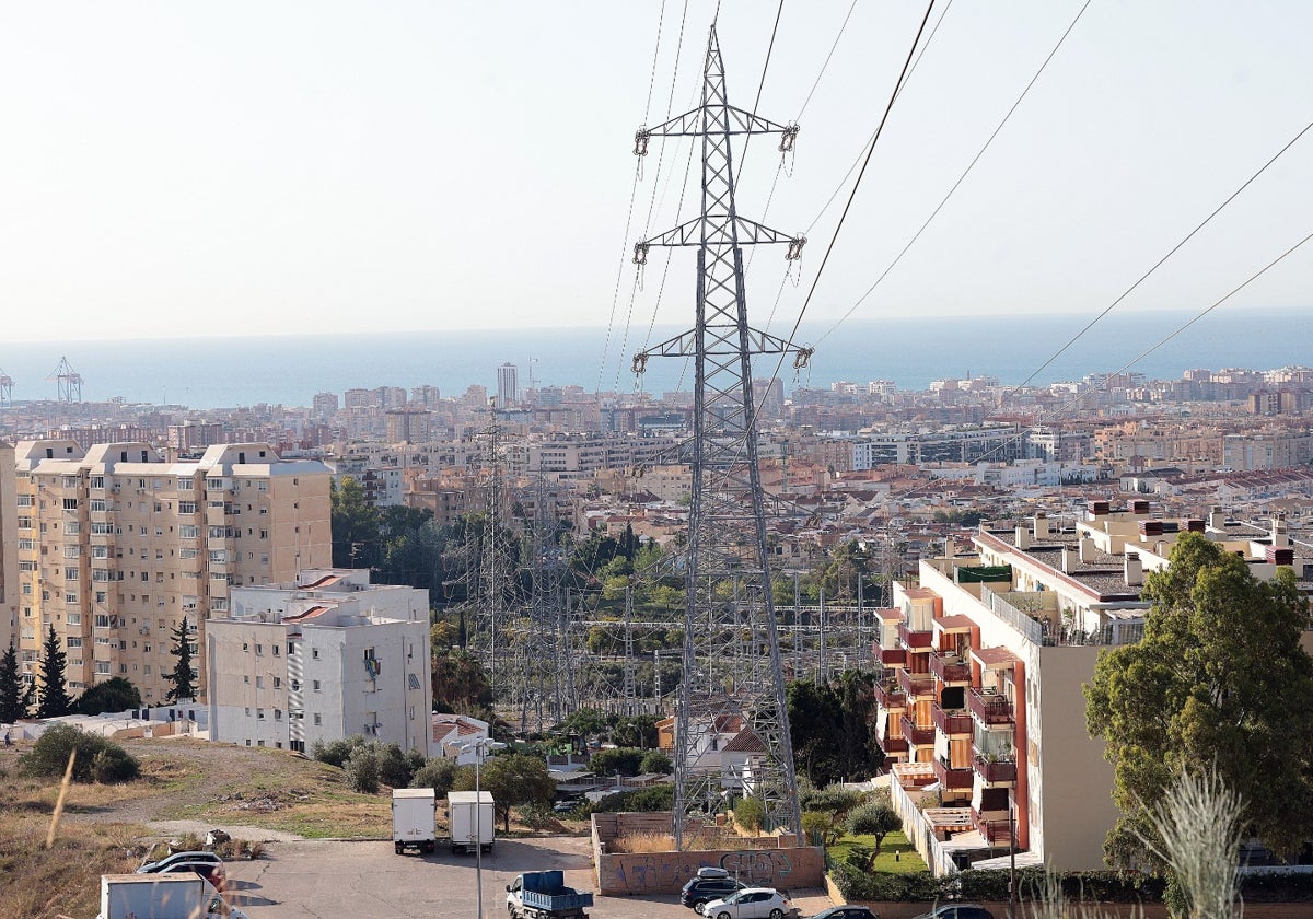 Torretas en Puerto de la Torre que canalizan el tendido que conecta con la subestación de Los Ramos