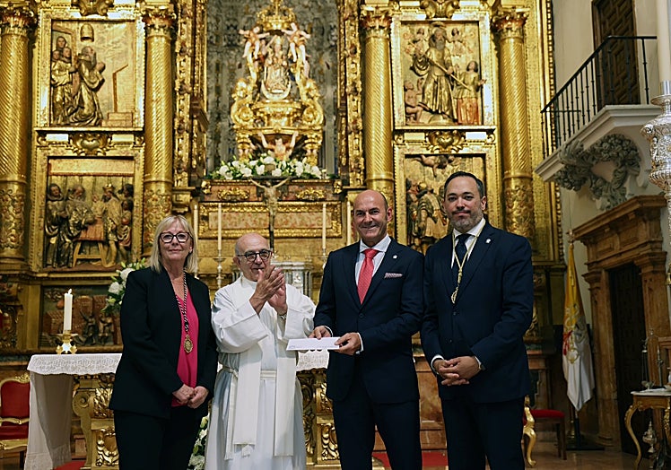 Momento de la entrega del donativo a la Fundación Corinto.