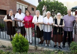 De izquierda a derecha, las hermanas María del Carmen Lera, María Jacinto, Asunción Ruiz, Hortensia Pablos, Adela Fernández y Dolores Medina, con la directora titular, Loly Bujalance (tercera) y pedagógico, Marcos Tello.