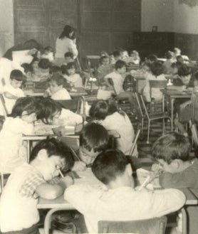 Imagen secundaria 2 - Edificio original, en 1882. Primeros alumnos del colegio. Internado, en la década de los años sesenta.