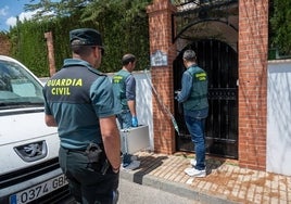 Agentes de la Guardia Civil acceden al chalé donde hallaron los cuerpos sin vida de la mujer embarazada y su hijo de tres años.