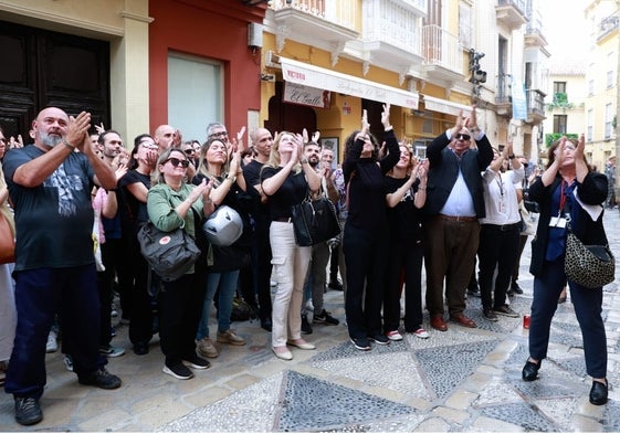 Aplauso de los trabajadores en huelga concentrados tras la lectura del manifiesto del comite de empresa del Museo Picasso.