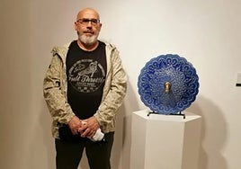 El artista veleño Pepe Gálvez, junto a la pieza premiada en Castilla La Mancha.