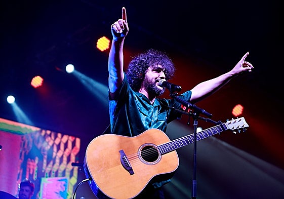 Fran Perea lo da todo sobre el escenario.