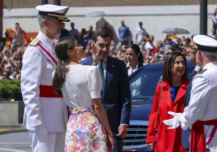 Los Reyes, junto a la ministra de Defensa, el jefe de Estado Mayor de la Defensa y el presidente de la Junta de Andalucía.