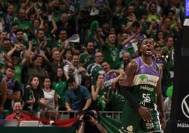 Kendrick Perry celebra una canasta ante una grada enardecida del Martín Carpena.