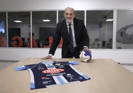 Alberto Camas, con una camiseta del Trops Málaga y un balón de competición.