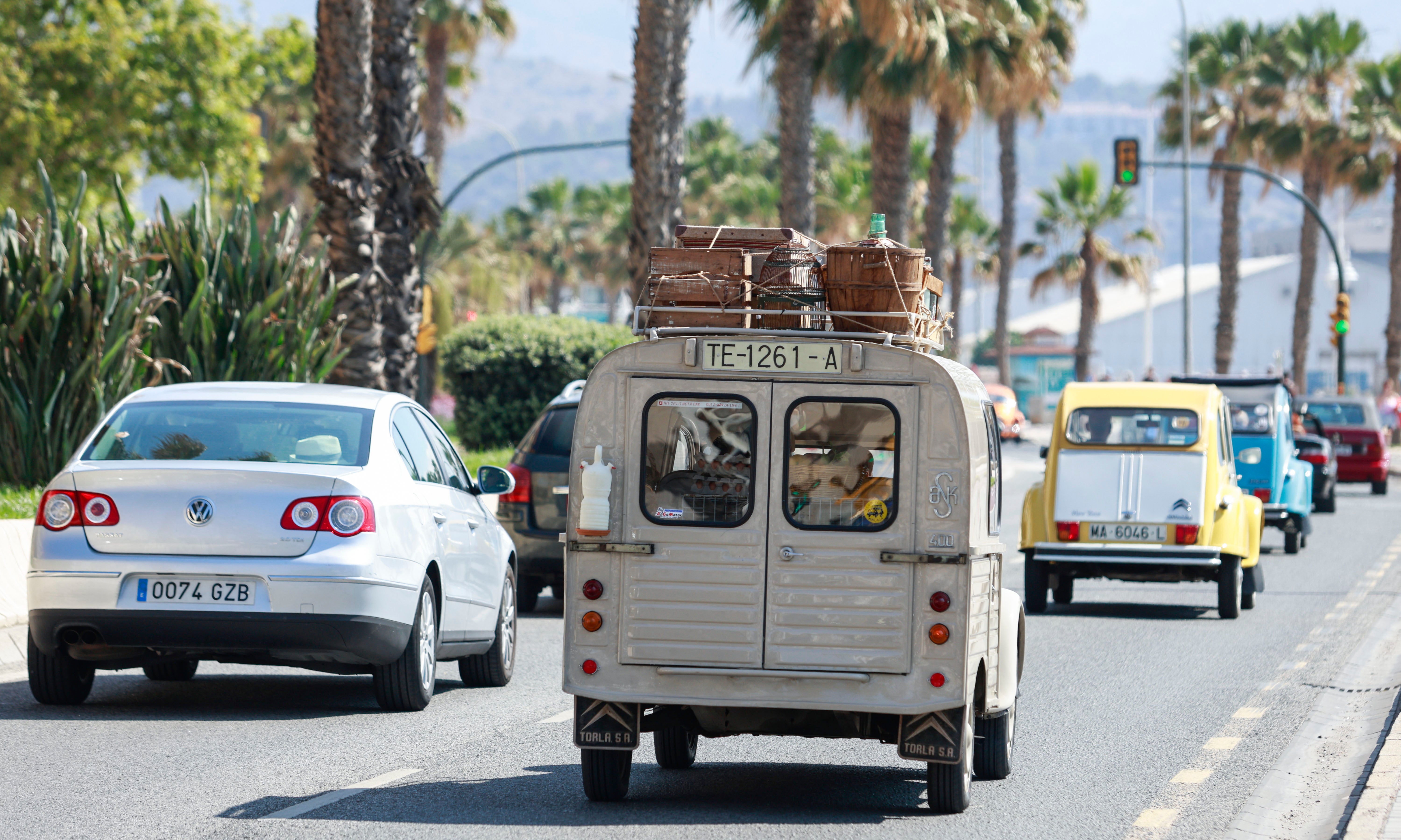 VII Caravana Solidaria en Málaga con vehículos clásicos