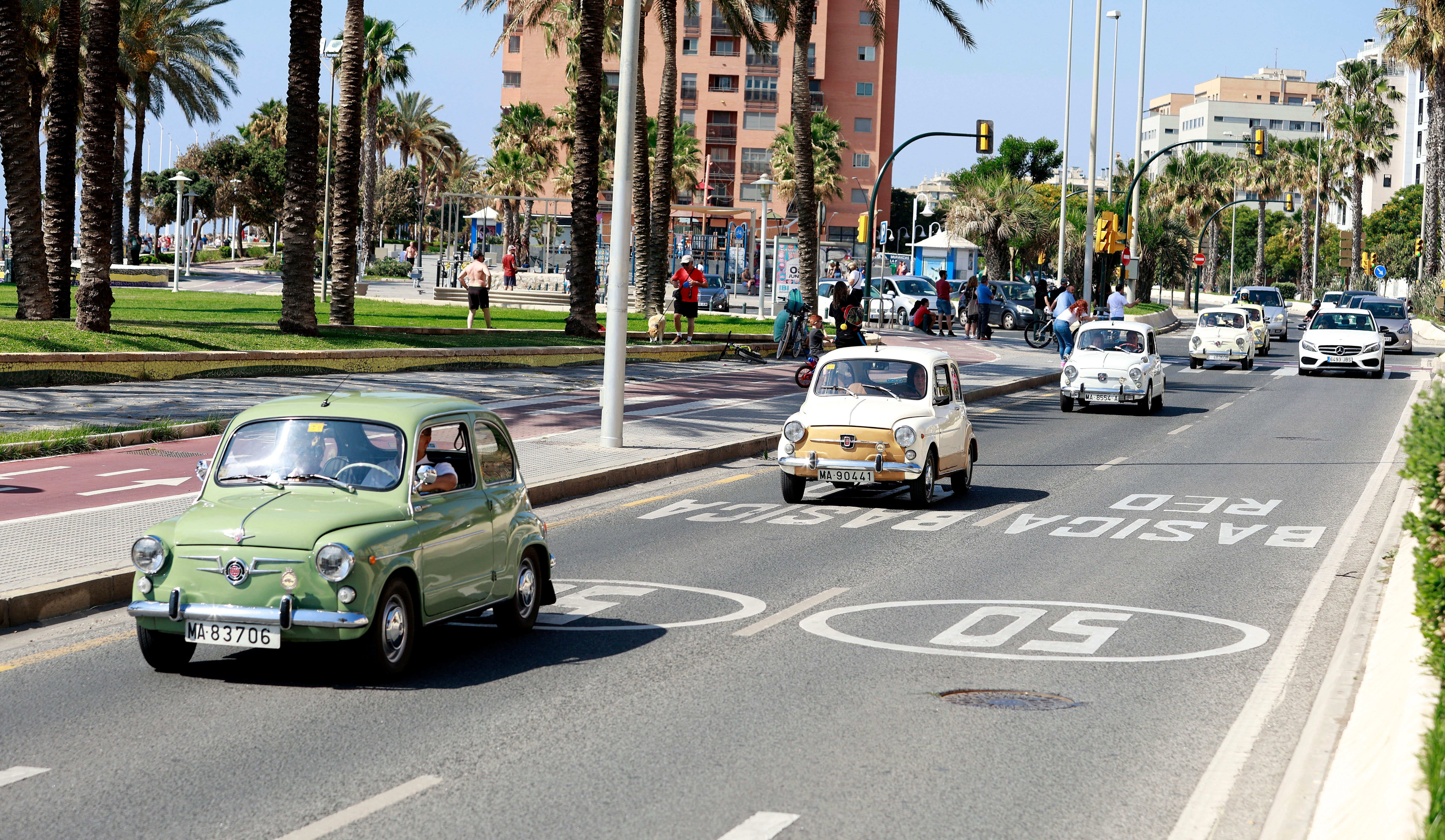 VII Caravana Solidaria en Málaga con vehículos clásicos