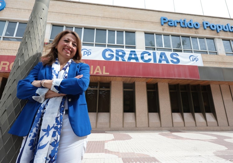 Navarro, a las puertas de la sede provincial del PP.