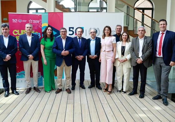 El rector, con representantes municipales, de la Delegación de Educación y de su equipo de gobierno, en la presentación de la 23.ª edición de los cursos de verano de la UMA.