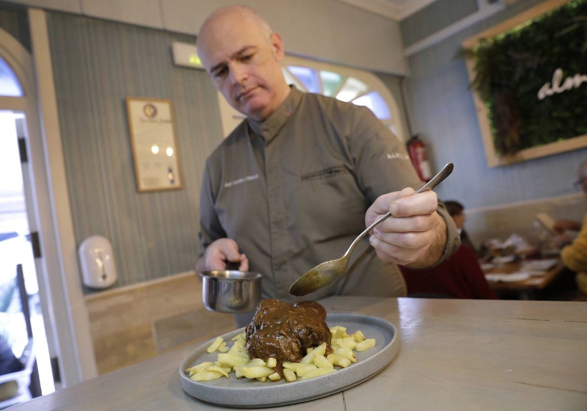 José Andrés Jiménez compagina los platos de carta con el nuevo menú.