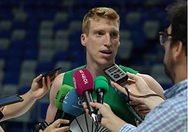 Alberto Díaz, este lunes atendiendo a los medios de comunicación.