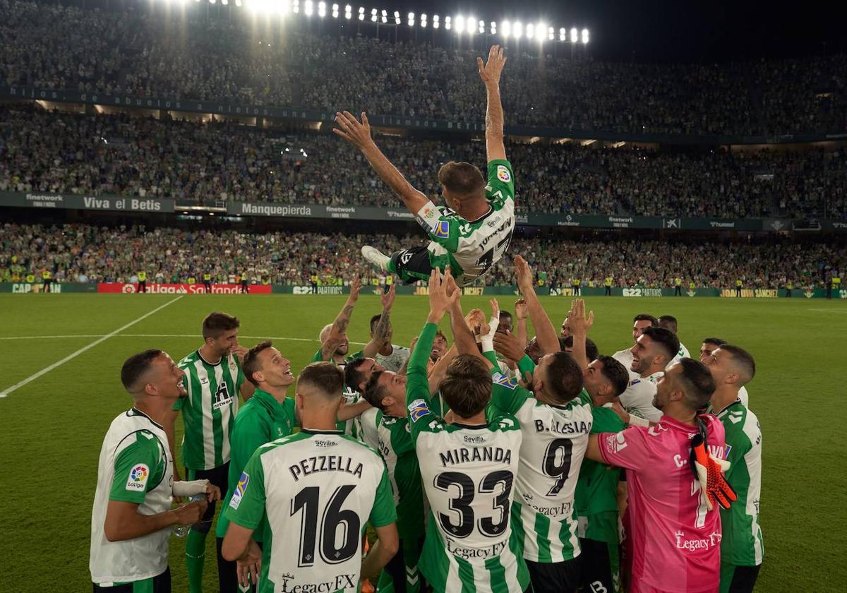 Los jugadores del Betis mantean a Joaquín en su último partido oficial como futbolista.