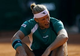 Alejandro Davidovich, en el suelo tas una caída en el duelo ante Djokovic en Roland Garros.