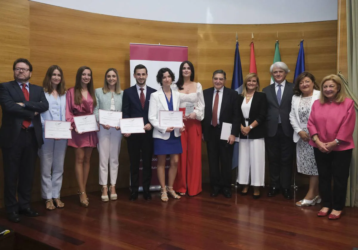 Las premiadas, con las responsables de la Fundación de Estudios Financieros, de la UMA y Colegio de Abogados y Julio Banacloche, en el Rectorado de la UMA.