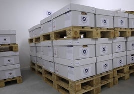 Cajas con los exámenes del año pasado, custodiadas en el búnker de la Universidad de Málaga.