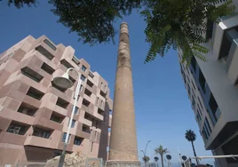 La chimenea se encuentra entre los bloques del paseo marítimo de Antonio Banderas.