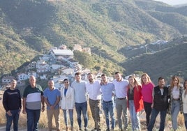 El candidato a la Alcaldía del PP, Víctor Martín, junto a integrantes de la lista electoral.