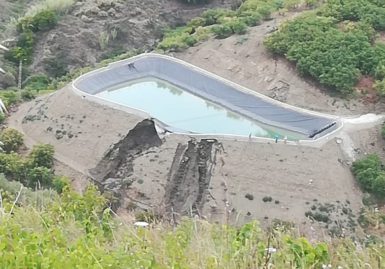 Imagen de la balsa de riego tras la rotura del pasado domingo en Cómpeta.