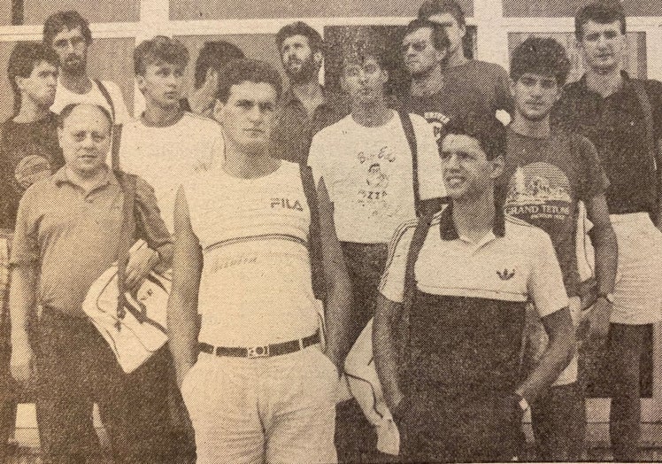 Drazen Petrovic, abajo a la derecha en primera fila, junto al resto de jugadores del Cibona en la puerta del edificio de SUR en 1987.