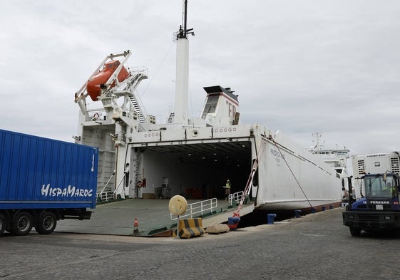 Maniobras de carga del barco de Marítima Peregar que cubre la línea Málaga-Tánger.