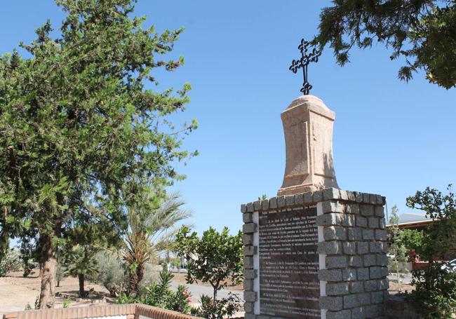 La Cruz de Humilladero está situada junto a la carretera por la que se accede al pueblo.