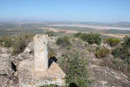 Esta ruta llega hasta la cumbre de la Sierrecilla, desde la que se ve la laguna de Fuente de Piedra.